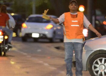 Un cuidacoches de la calle te cobra ‘lo que tengas’ aunque ‘lo recomendable son 15 mil pesitos ameo’