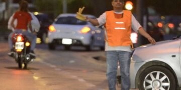 Un cuidacoches de la calle te cobra ‘lo que tengas’ aunque ‘lo recomendable son 15 mil pesitos ameo’