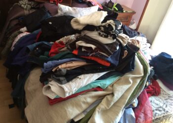 El 85% de los argentinos tienen la ropa arriba de la cama y el placard vacío