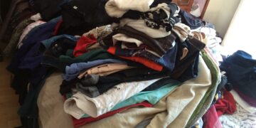 El 85% de los argentinos tienen la ropa arriba de la cama y el placard vacío