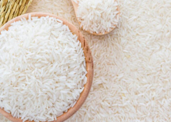 Joven estudiante calcula mal la cantidad de arroz a cocinar y se pone una franquicia de sushi