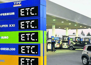 Empleado de YPF pone ‘etc’ al cartel de los precios