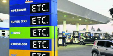 Empleado de YPF pone ‘etc’ al cartel de los precios